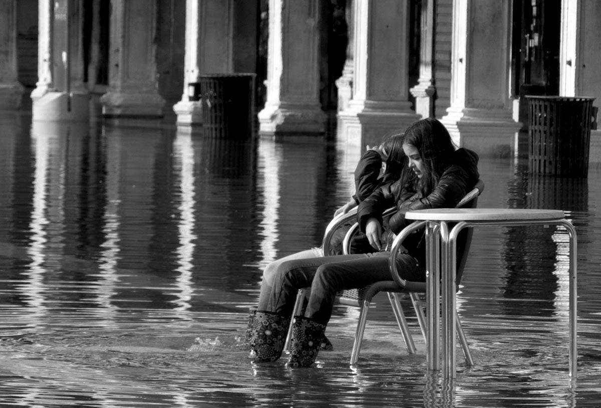 adolescentes dans une acque alte à Venise