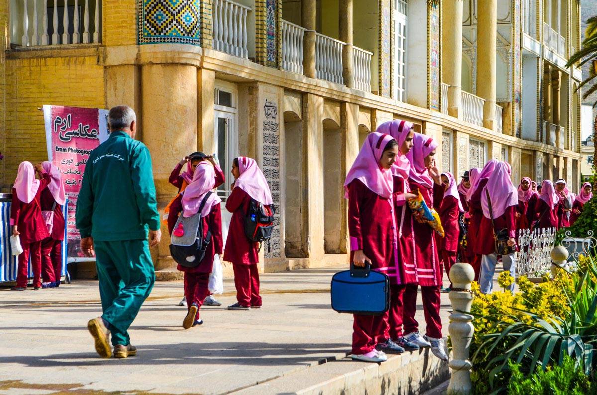 Écolières portant le voile lors d’une sortie scolaire dans les jardins de Shiraz