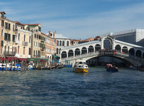 Vue sur le canal et le pont du rialto à venise