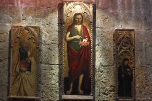 Tableaux dans le réfectoire du cloitre de l'abbaye de Lerins