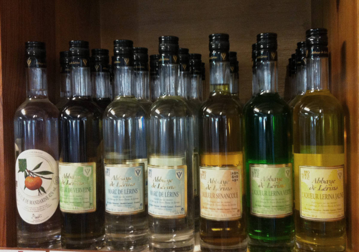 liqueurs de lérina en vente sur l'ile Saint Honorat