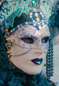 Personnes déguisées sur la place san Marco au carnaval de Venise 2015