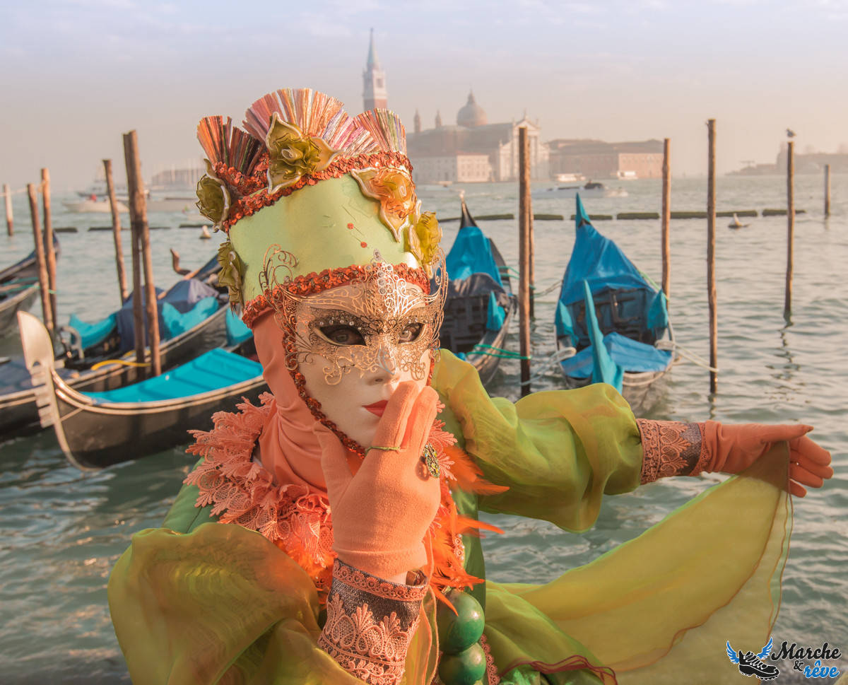 Personnes déguisées sur la place san Marco au carnaval de Venise 2015