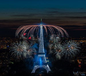 feu d'artifice sur la tour Eiffel