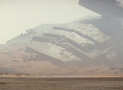 Star Destroyer écrasé dans le désert.
